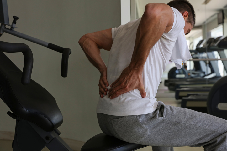 How to protect our back during strength training at the gym