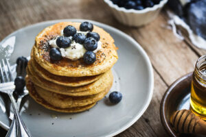 Banana oat pancakes with blueberries - AlignLife Healthy Recipe