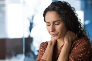 woman with neck pain - chiropractic care for chronic pain management and inflammation